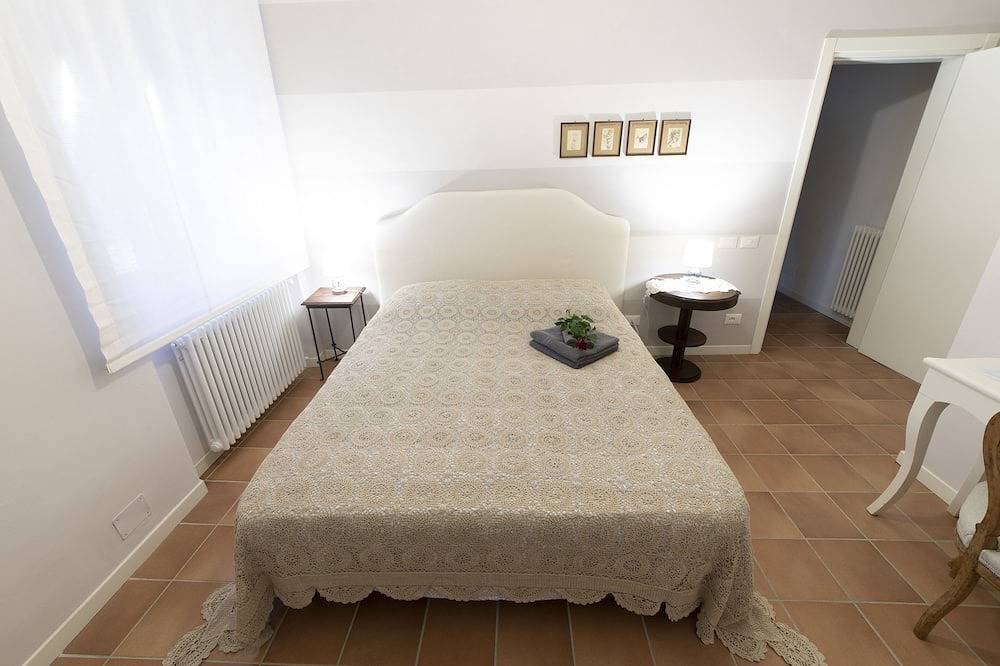 Family room with 2 double or twin rooms near the port and the Venice district. in Livorno, Etruskische Küste