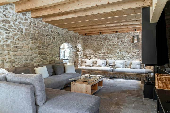 Vous découvrirez une propriété rurale moderne avec piscine et vue in Alpens, Comarques centrales