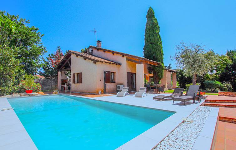 Location de vacances pour 7 personnes, avec terrasse ainsi que jardin et piscine à Meyzieu - 3