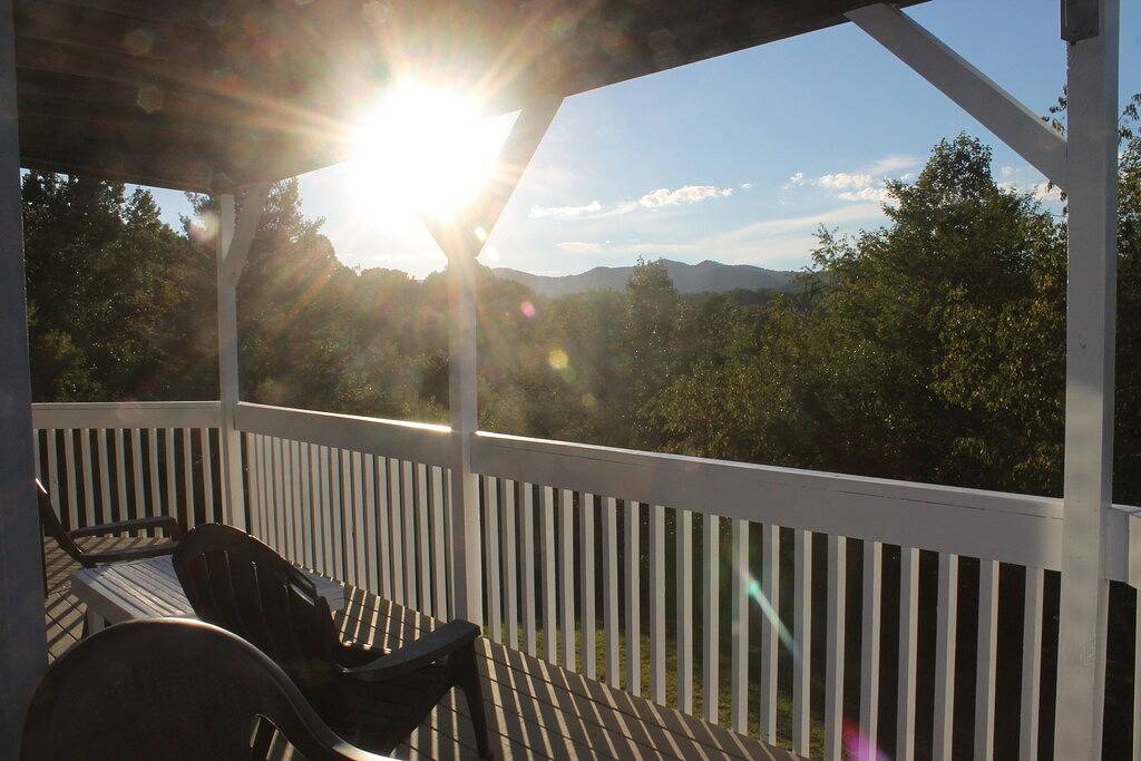 The Octagon House: Unglaubliche Aussicht auf die Berge, privat, aber nah an allem in Macon County