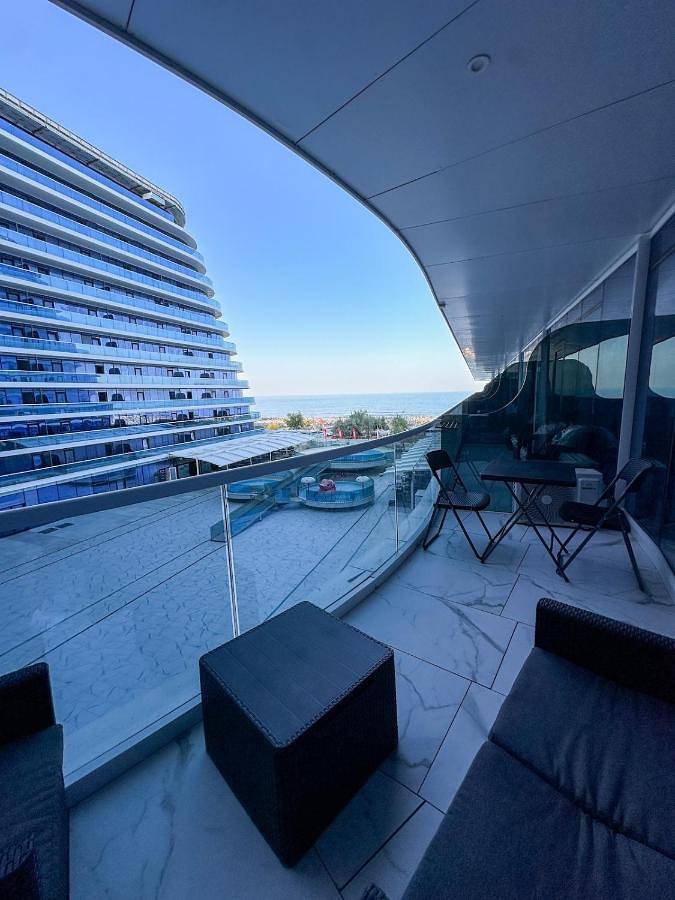 Apartament wakacyjny dla 4 osób, z basen i basen dla dzieci oraz widok i balkon w Rumunia