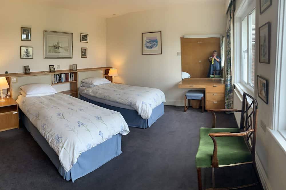 West Wittering Beach House. Direct beach access. in West Wittering Beach, West Wittering