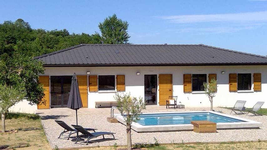 Villa pour 6 personnes, avec terrasse ainsi que jardin et piscine