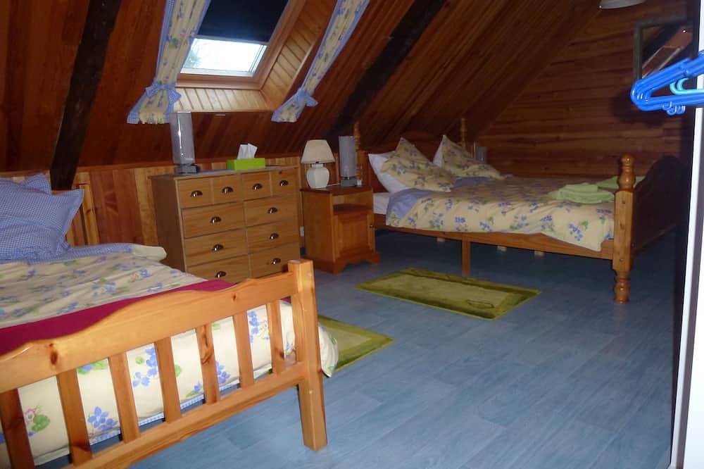 Tranquilo y una ubicación tranquila, 5.4 Cama Casa rural en dos acres de propietarios de tierra con el lago in Saint-Gonnery, Pontivy region