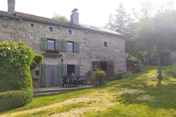 Location de vacances pour 5 personnes, avec jardin dans Lajo