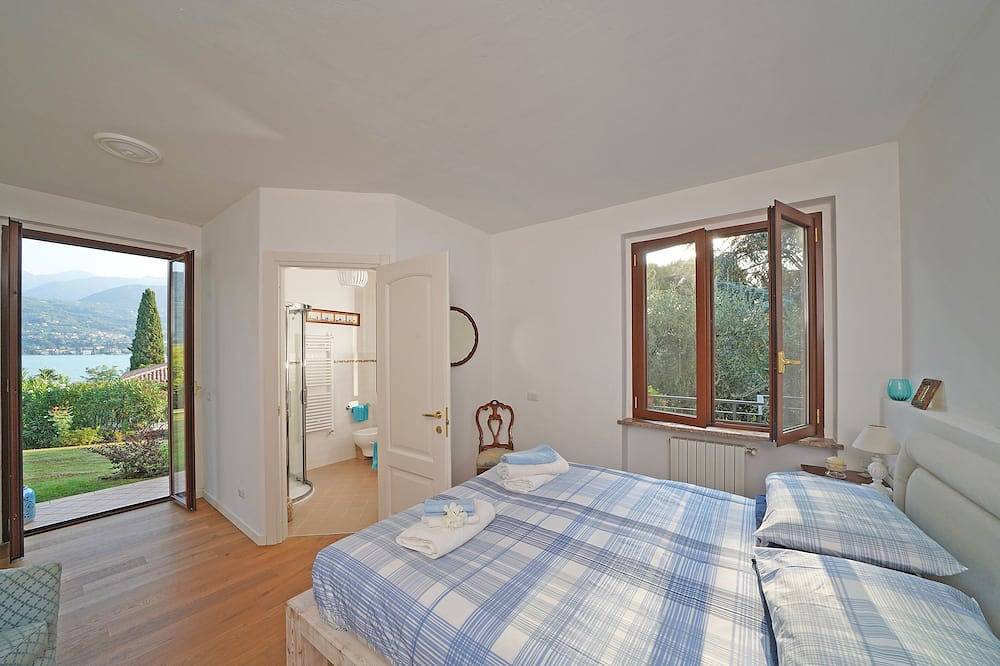 Villa avec jacuzzi dans le jardin à 100 mètres du lac idéal pour les familles in San Felice del Benaco, Montagnes autour du lac de Garde