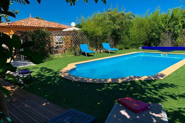 Villa pour 8 personnes, avec piscine ainsi que jardin et terrasse