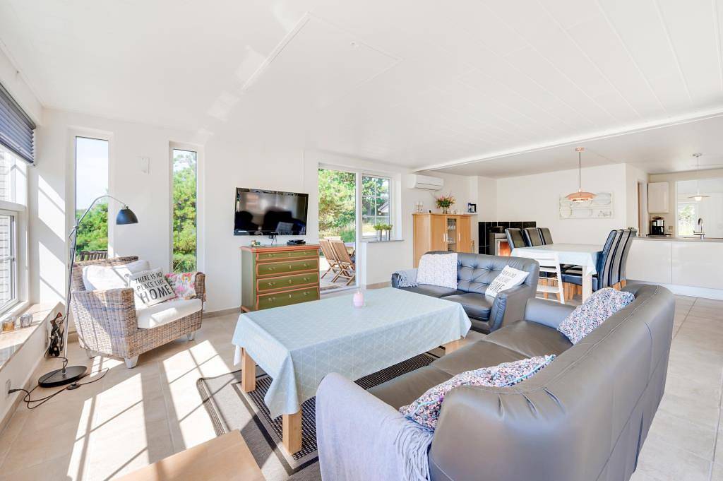 Gepflegtes Ferienhaus mit Sauna und Whirlpool in Vejers Strand in Vejers Strand, Varde