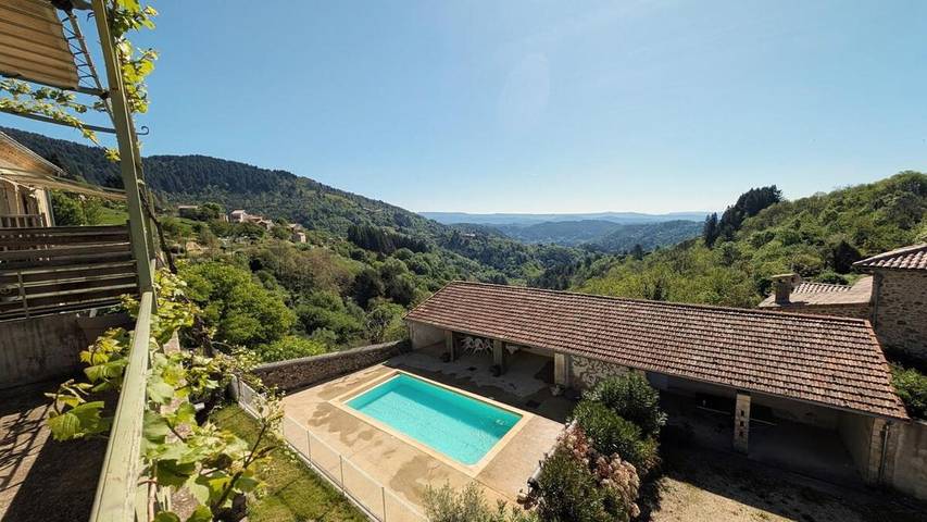 Gîte pour 5 personnes, avec jardin ainsi que piscine et terrasse à Vals-les-Bains
