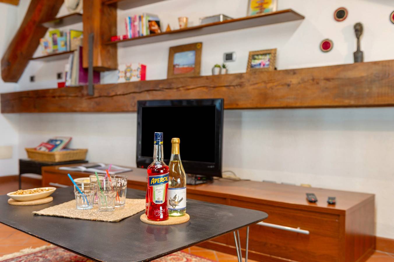 Apartamento entero, Apartamento 'La Mansarda Del Viaggiatore' con vistas a la montaña, terraza privada y Wi-Fi in Pont-Saint-Martin (Aosta), Comune di Pont-Saint-Martin