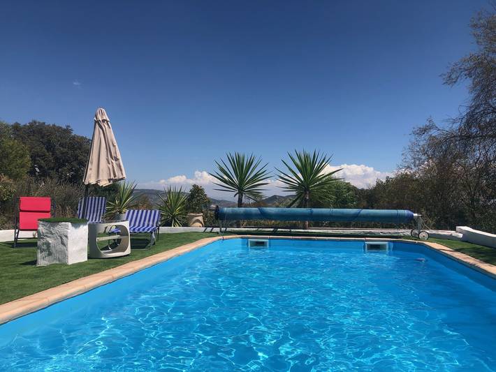 Gîte pour 6 personnes, avec Balcon et Terrasse ainsi que Jardin et Piscine à Loja