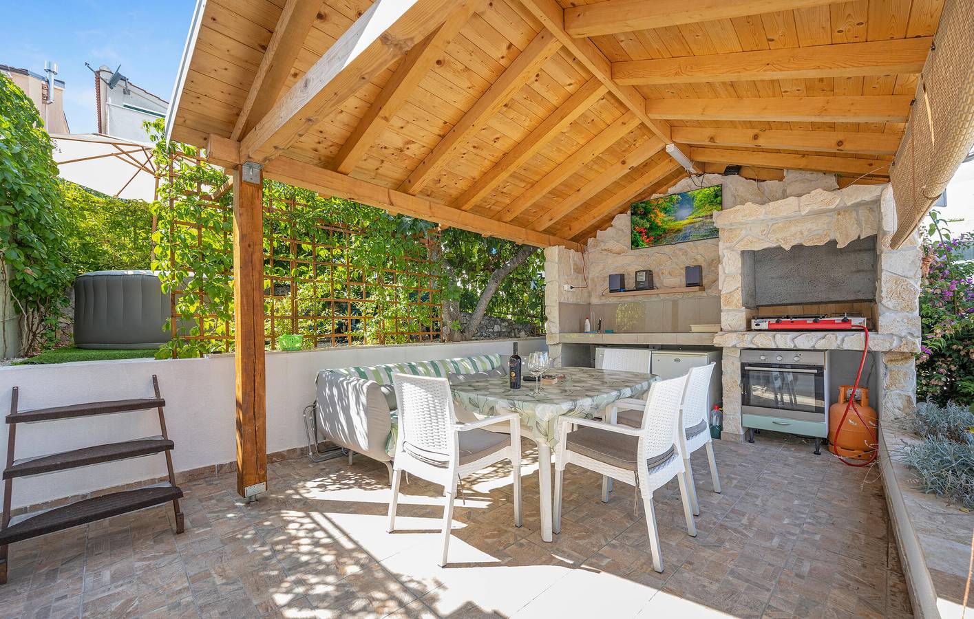 Entire holiday apartment, Holiday apartment for 6 people with terrace in Rogoznica, Šibenik-Knin