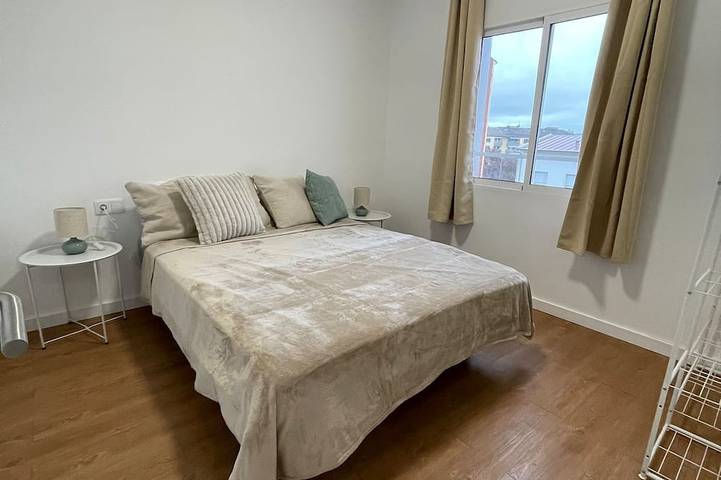 Entire apartment, Ideal group- 6pax- parking van in Girona, Gironès
