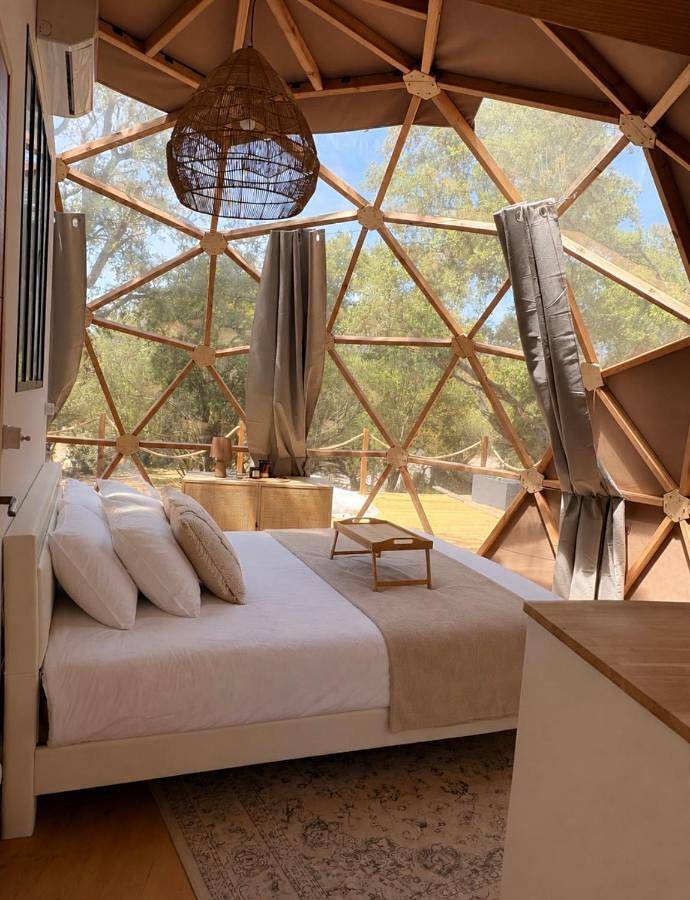 Tente pour 2 personnes, avec terrasse et jardin ainsi que piscine et vue en Corse-du-Sud