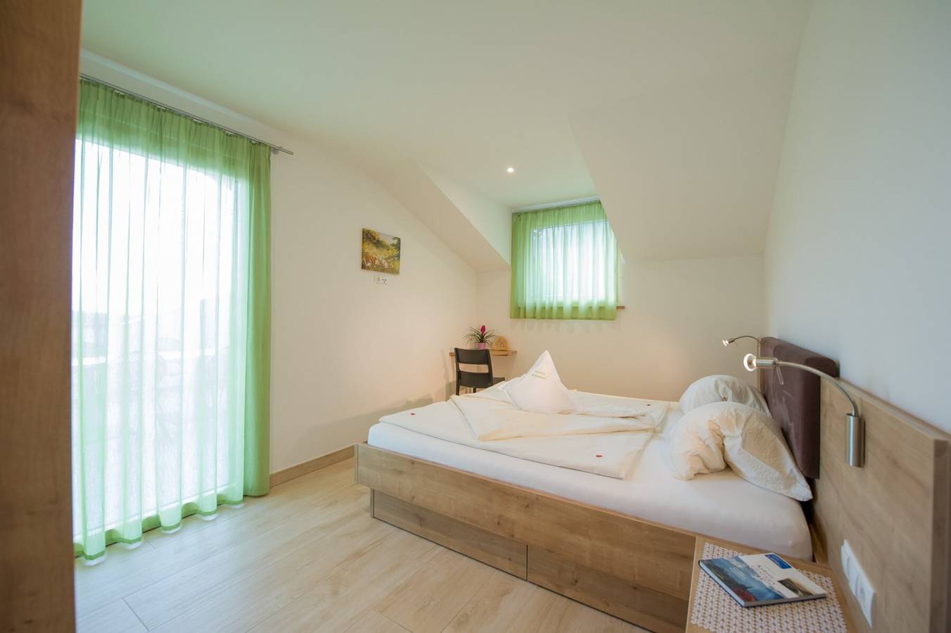 Ganze Wohnung, Dachgeschoss-Apartment "Kristallhof Bergblick" mit Bergblick, Garten und Terrasse in Kalterer See, Kaltern an der Weinstraße