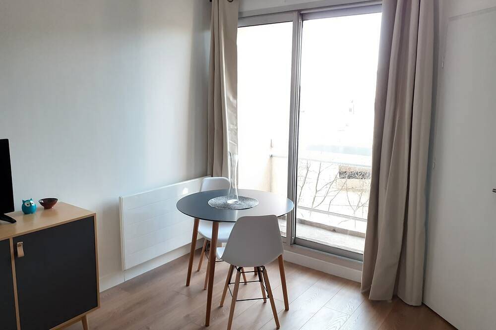 Entire apartment, Nice Studio - Eiffel Tower View in Vanves, Hauts-de-Seine
