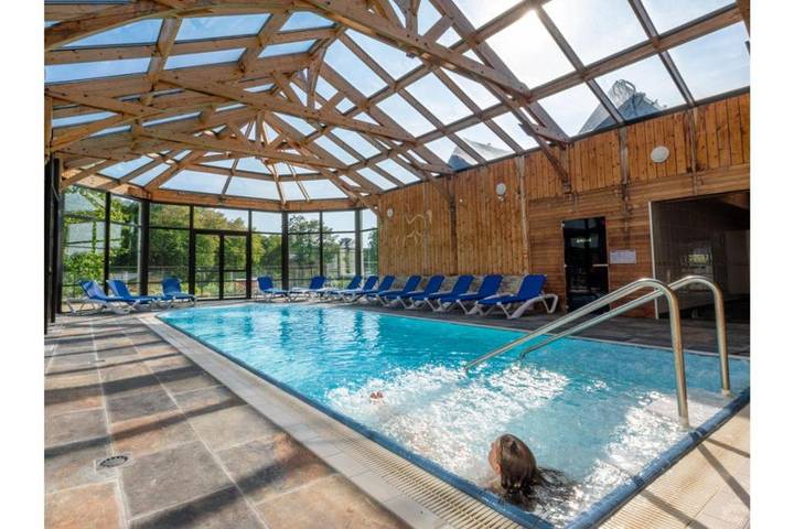 Station pour 4 personnes, avec terrasse ainsi que piscine et sauna