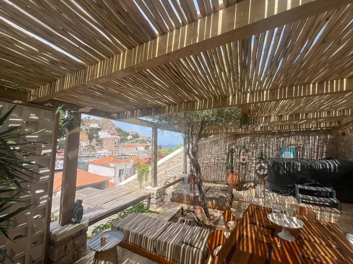 Portadelmare deluxe suites in Idra