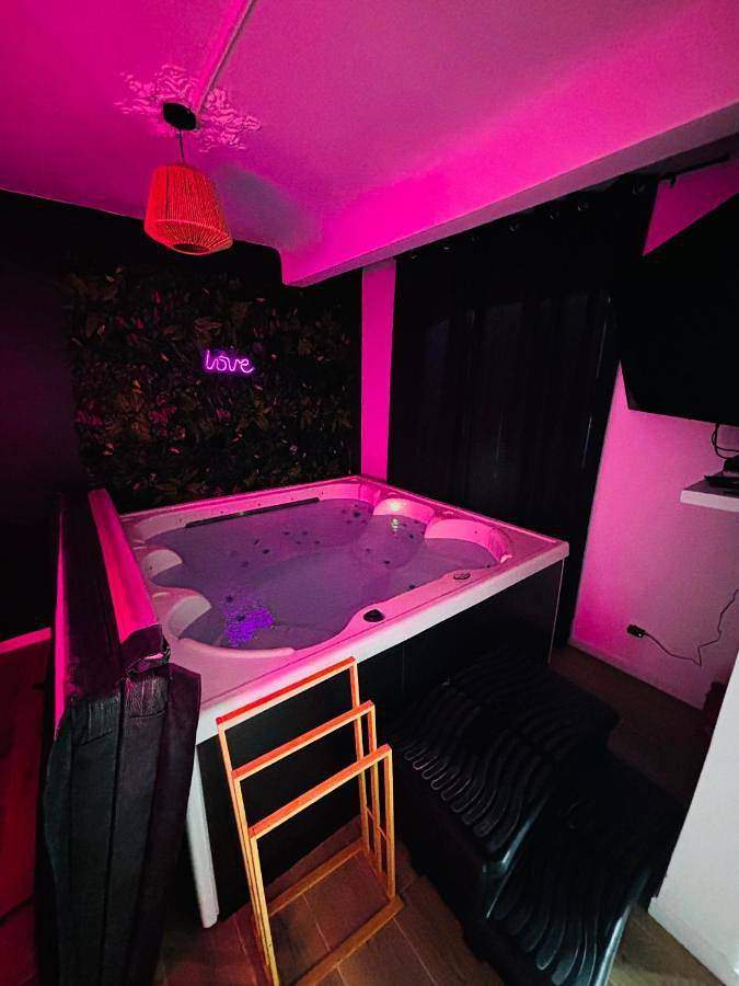 Maison d’hôte pour 2 personnes, avec Jacuzzi et Terrasse ainsi que Jardin et Sauna