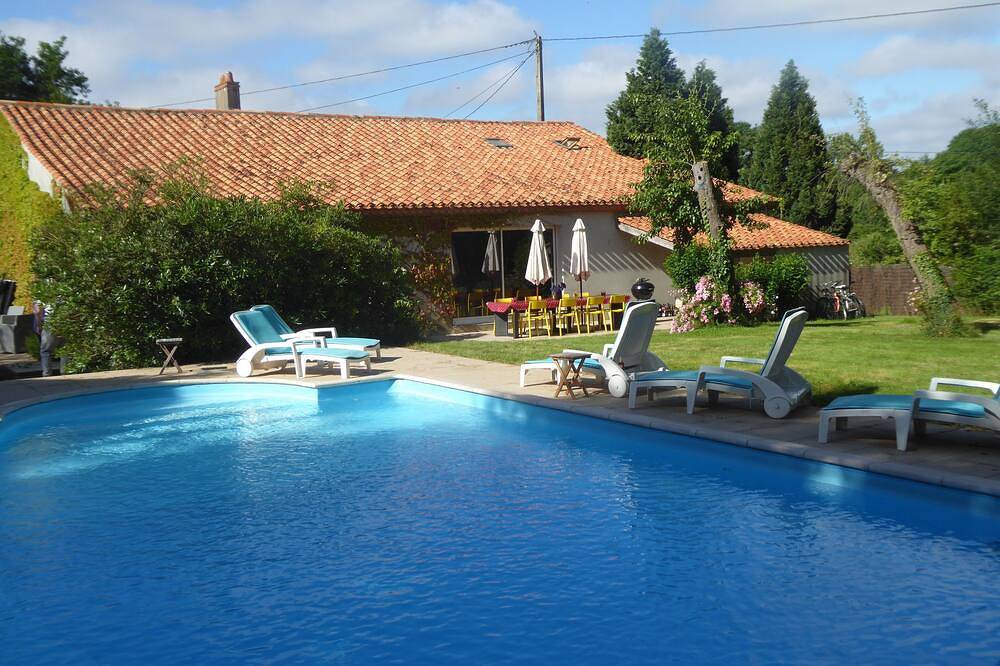 Ancienne Ferme Avec Piscine Privée Et Court De Tennis-Tarif Spécial Disponible in Fougeré, Région de La Roche-sur-Yon