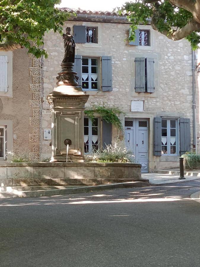 Chambre d’hôte pour 2 personnes, avec Terrasse et Jardin ainsi que Piscine et Vue à Villeneuve-Minervois