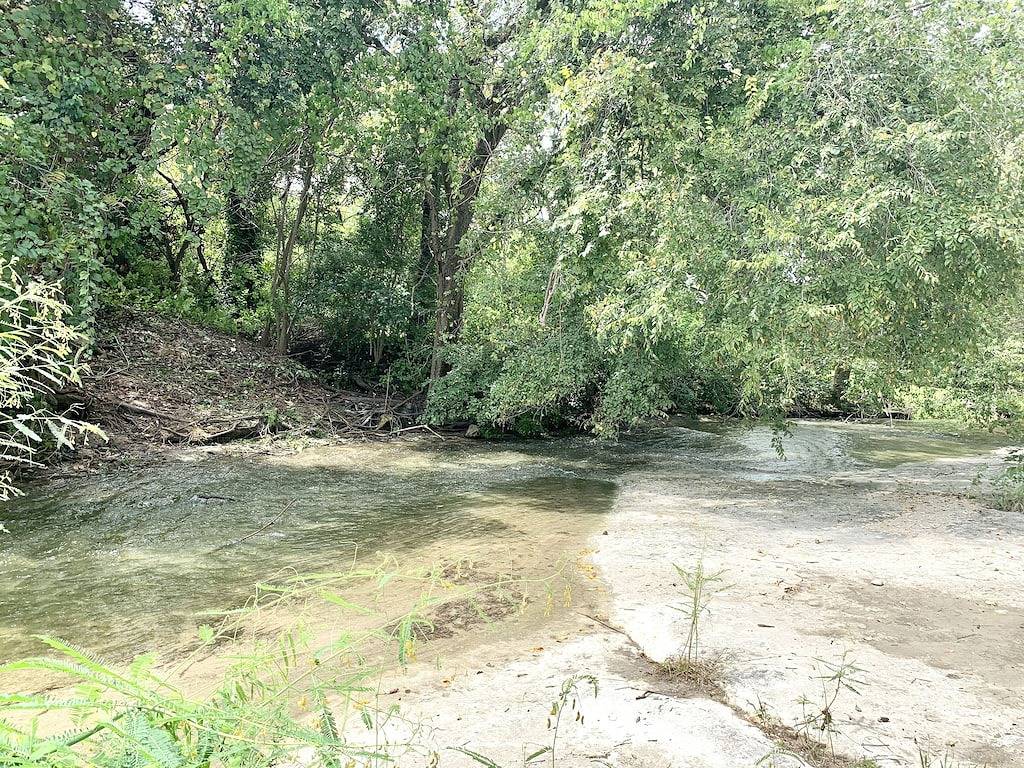 Relaxing Creekside Luxury Retreat w/ Private Pool + Hot Tub in Dessau TX, Pflugerville