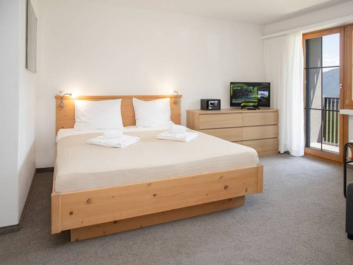 Ferienwohnung für 2 Personen, mit Ausblick und Balkon sowie Sauna, mit Haustier in Falera