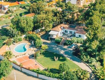Gîte pour 3 personnes, avec piscine ainsi que jardin et vue à Vall-llobrega