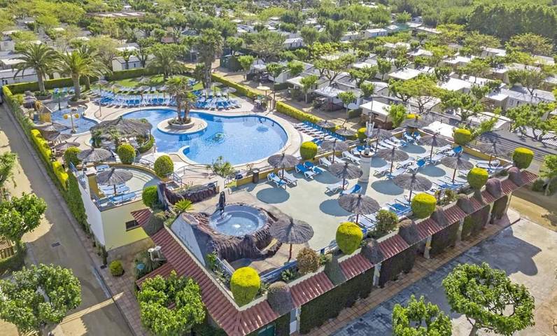 Camping pour 6 personnes, avec bassin pour enfant ainsi que jacuzzi et piscine à Blanes - 2