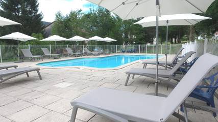 Parc de vacances pour 8 personnes, avec piscine et bassin pour enfant ainsi que vue et jardin à Lélex