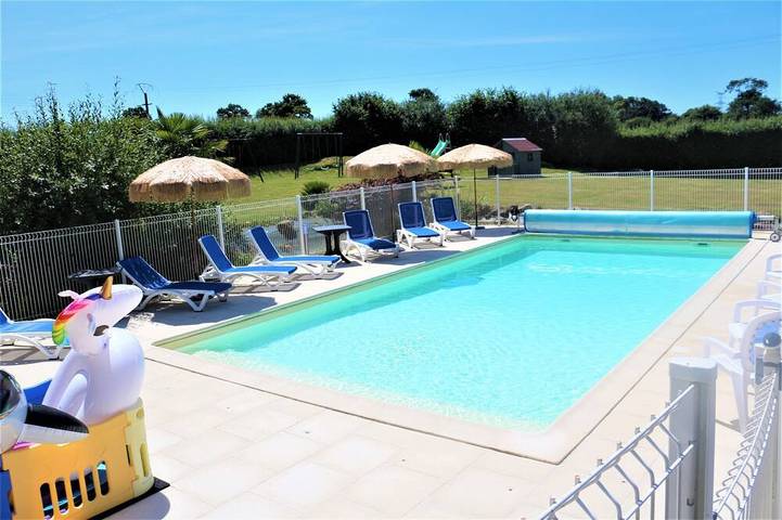 Gîte pour 6 personnes, avec jacuzzi et terrasse ainsi que jardin et piscine à Néhou