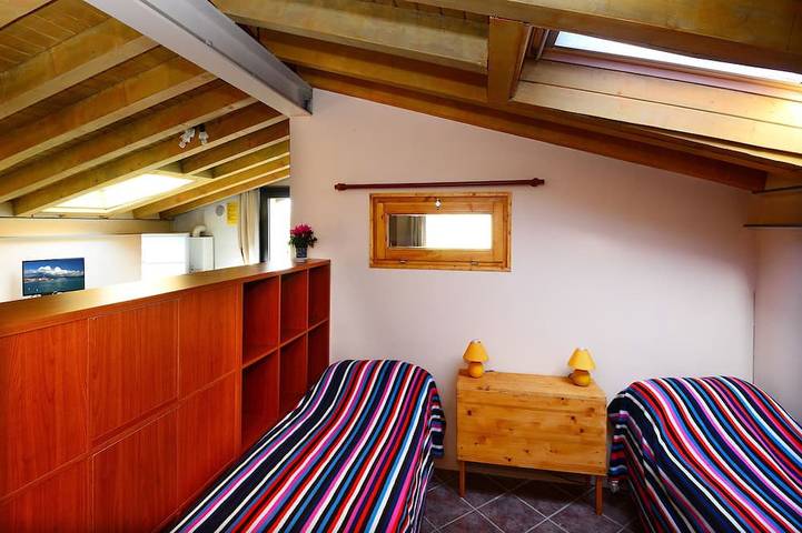 Ganze Wohnung, Penthouse apartment lake view wi-fi swimming pool parking with gate in Manerba del Garda, Gardasee-Berge