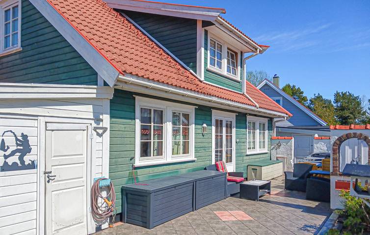 Feriehus for 12 personer, med terrasse og sauna i tillegg til jacuzzi i Lillesand 