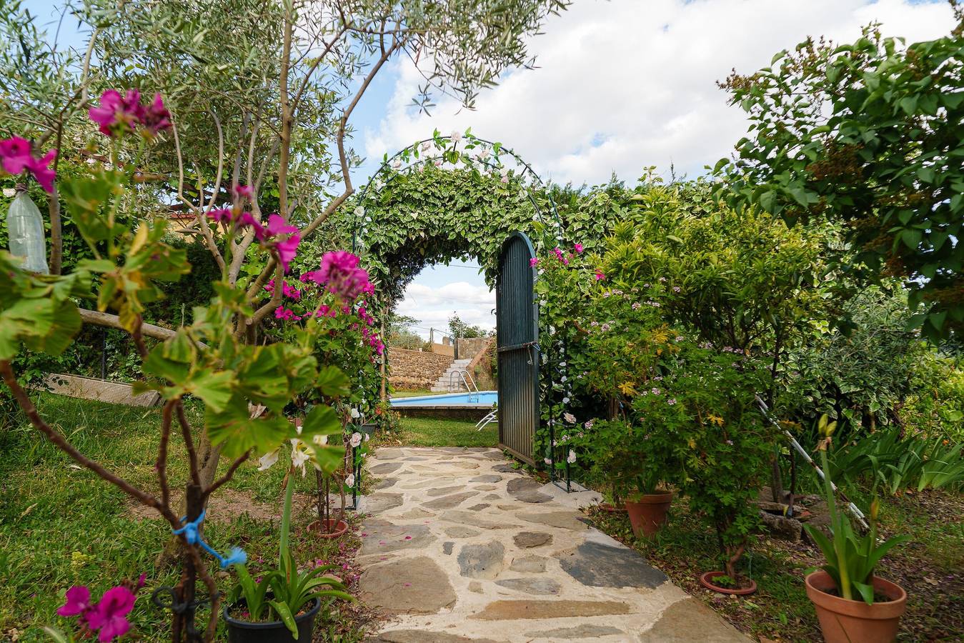 Apartamento entero, Apartamento 'La Cabaña Del Llano' con vistas a la montaña, Wi-Fi y aire acondicionado in Valencia de Alcántara, Provincia de Cáceres