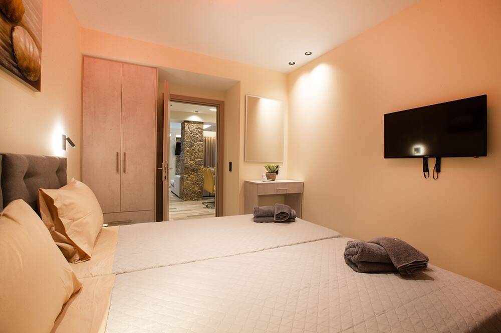 Black Rocks Family, Luxury Seafront Beach Maisonette in Agios Gordios, Korfu