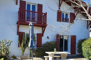 Gîte pour 6 personnes, avec jardin ainsi que terrasse et piscine à Bardos