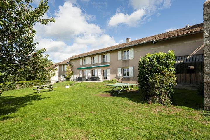 Gîte pour 15 personnes, avec Terrasse ainsi que Jardin et Piscine