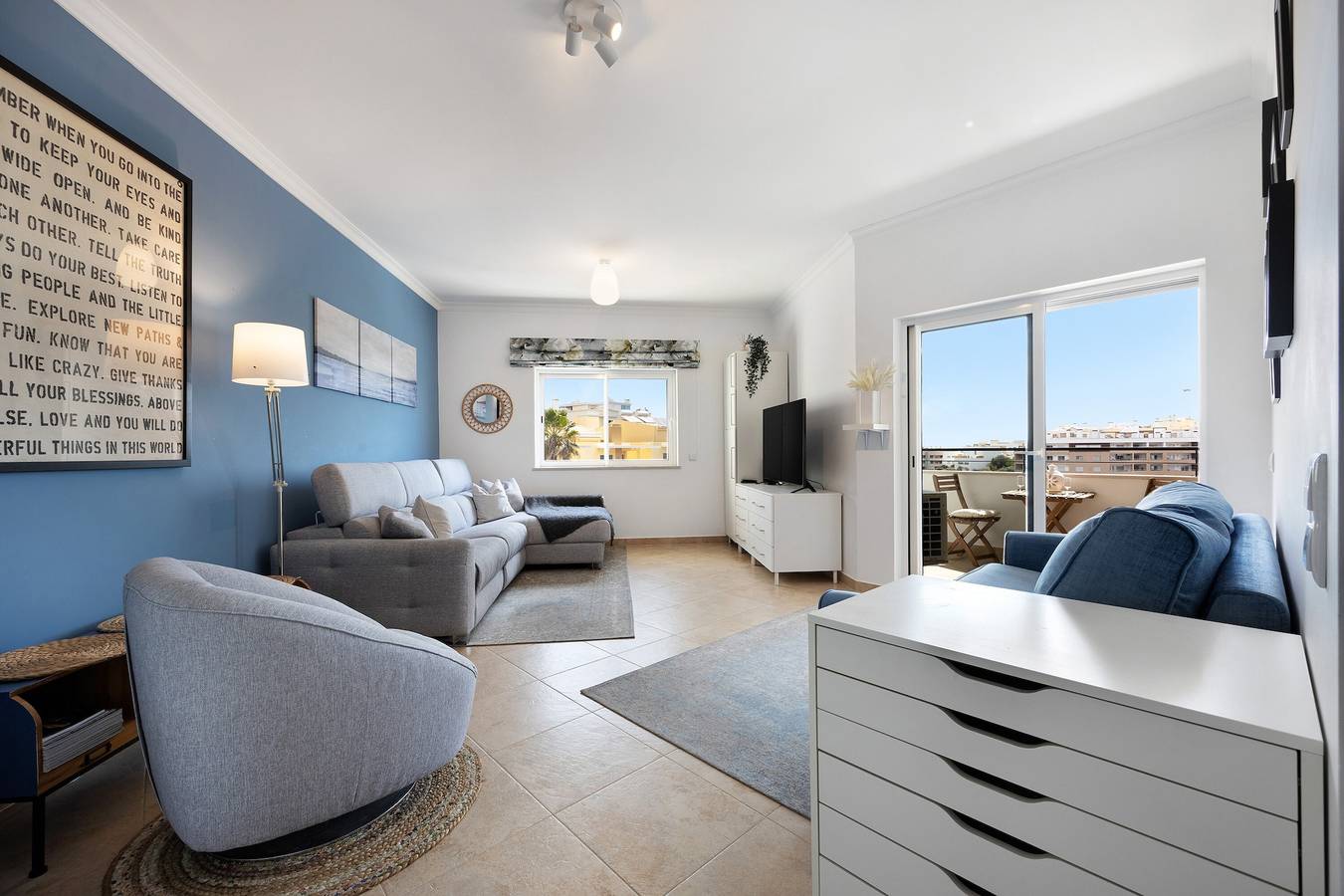 Apartamento inteiro, Apartamento de férias "Morning View Terrace" com vista para o mar, piscina partilhada e acesso Wi-Fi in São Sebastião, São Gonçalo de Lagos