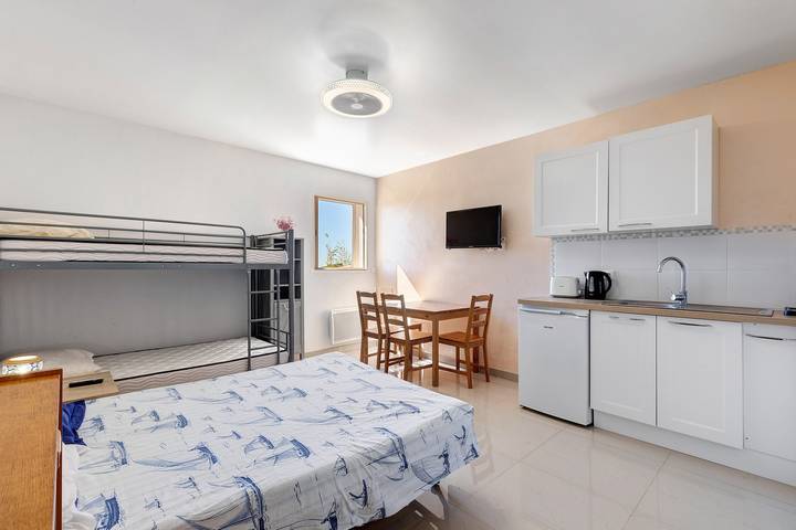 Location de vacances pour 5 personnes, avec Balcon ainsi que Jardin et Vue sur le lac à Loupian