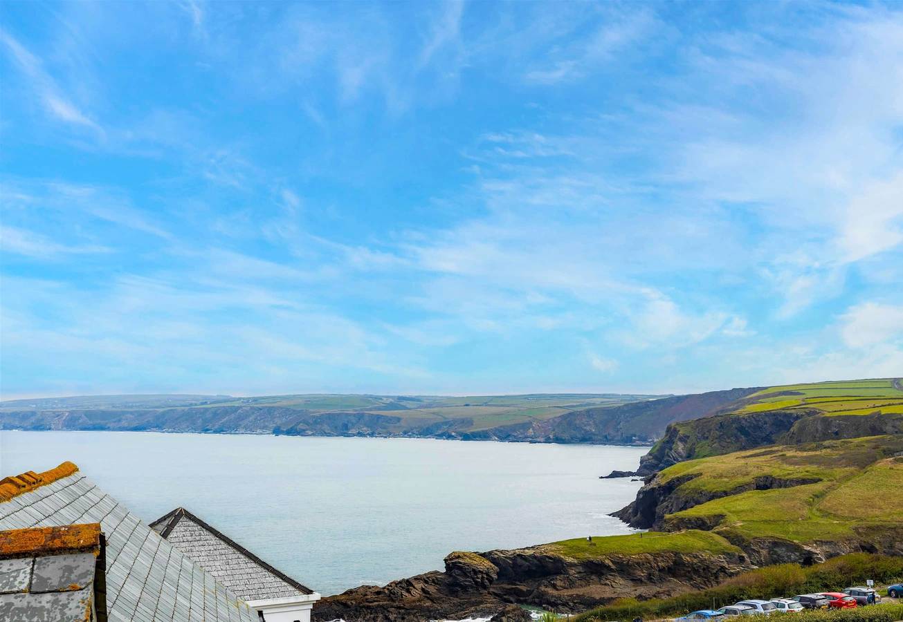 Number 9 with wonderful views over Port Isaac Bay in Port Isaac, Pentire Point - Widemouth