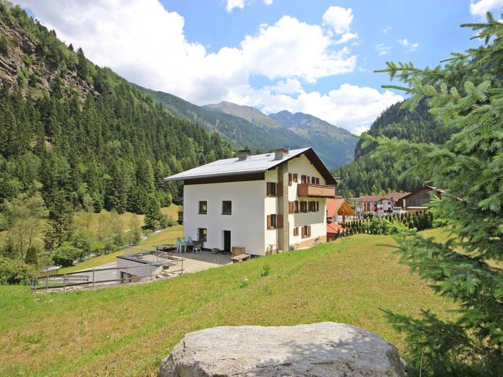 Ferienhaus für 22 Personen, mit Balkon und Terrasse sowie Garten und Sauna im Pitztal
