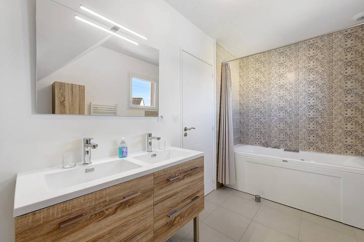 Guesthouse "La Maison D'Elie" with Private Terrace, Garden, and Wi-Fi in Plougoulm, Ceinture Dorée
