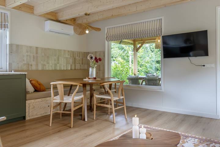 Freistehendes 6P Ferienhaus für mit Hottub und Elektroboot, direkt am Wasser in Giethoorn in Giethoorn, Nationalpark Weerribben-Wieden