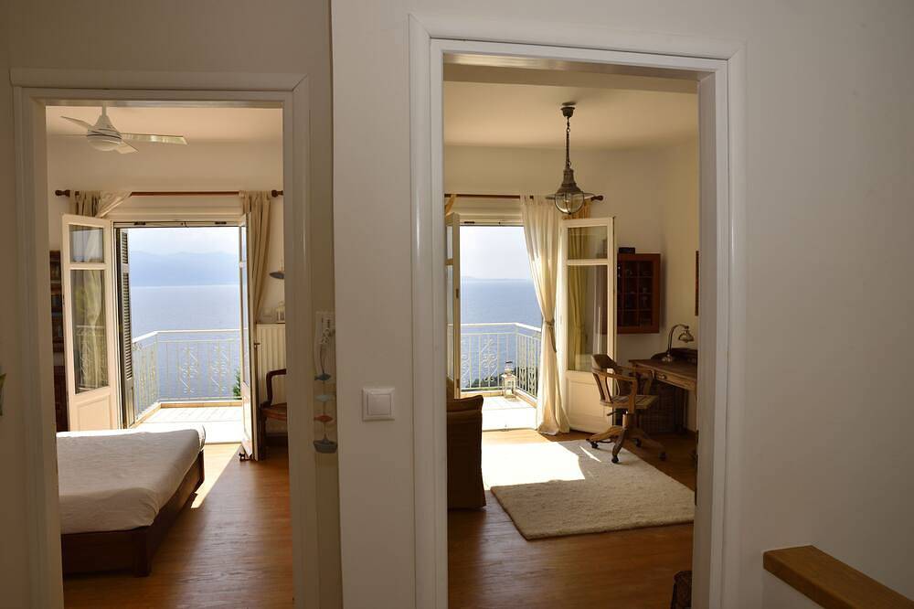 Neue Villa! Atemberaubender Meerblick, Swimmingpool, Strandnähe, Einzigartige Lage in Fokida