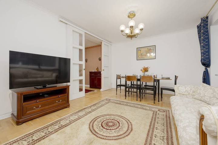 Appartement entier, Spacious Apartment | Balcony | 3 Bedrooms | Workspace. in Varsovie, Mazovie
