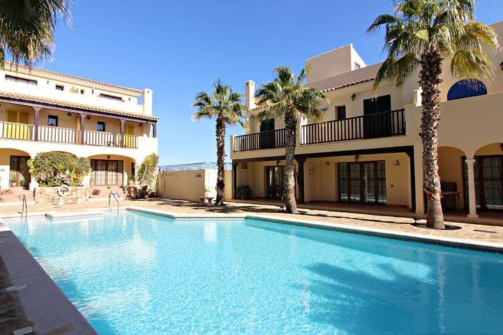 Appartement de vacances pour 4 personnes, avec balcon ainsi que jardin et piscine - 1