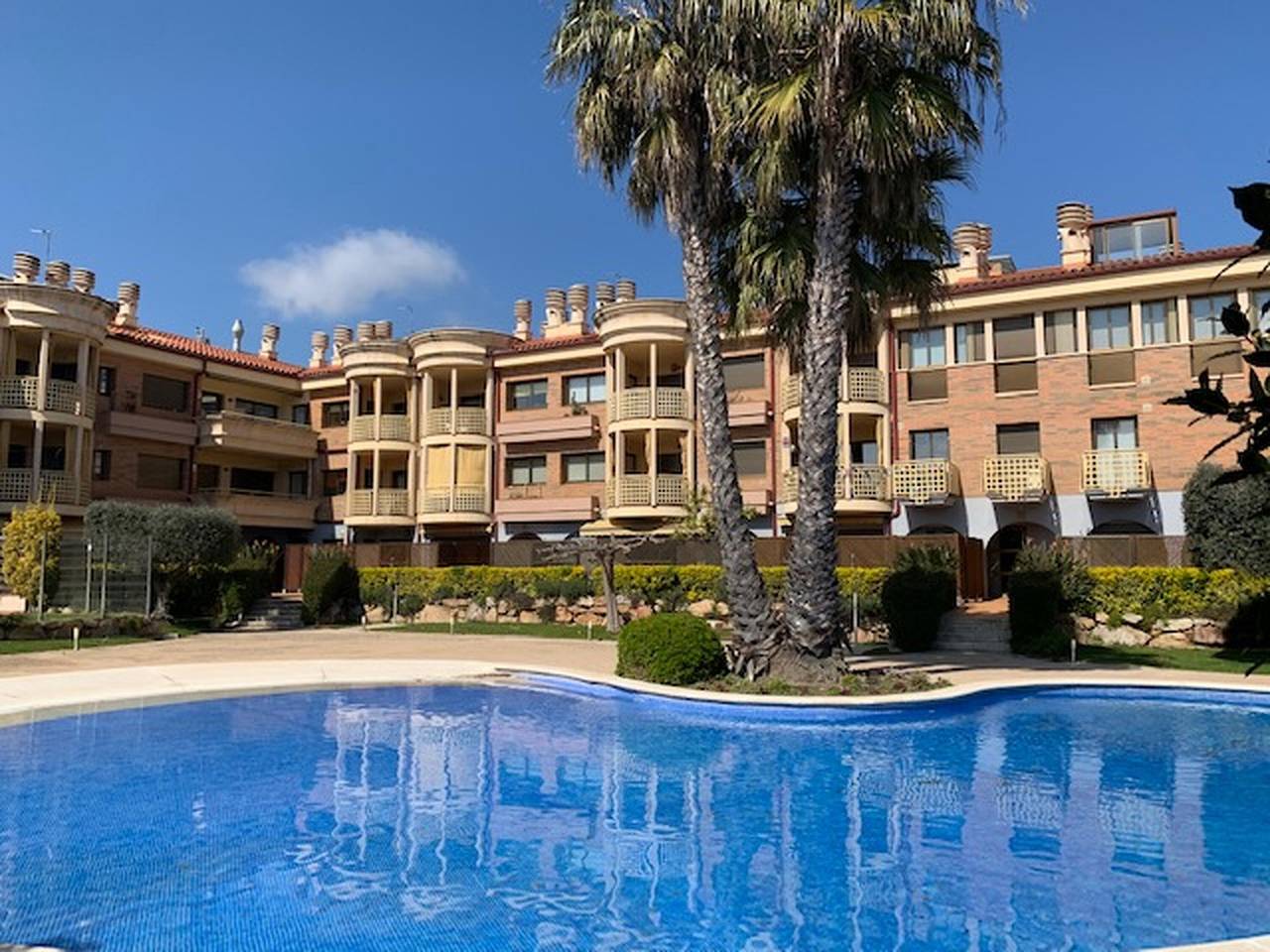 Entire apartment, Experience the charm in this apartment with all the comforts, spacious, with a pool and sunny terrace ☀️🌿 in Palamós, Costa Brava