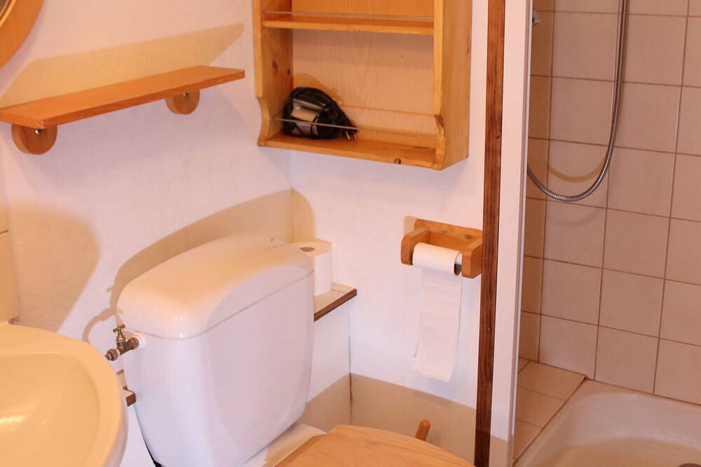Entire apartment, 4-person studio at the foot of the ski and mountain bike slopes (7) in Mouthe-Lac et Mont d’Or, Doubs