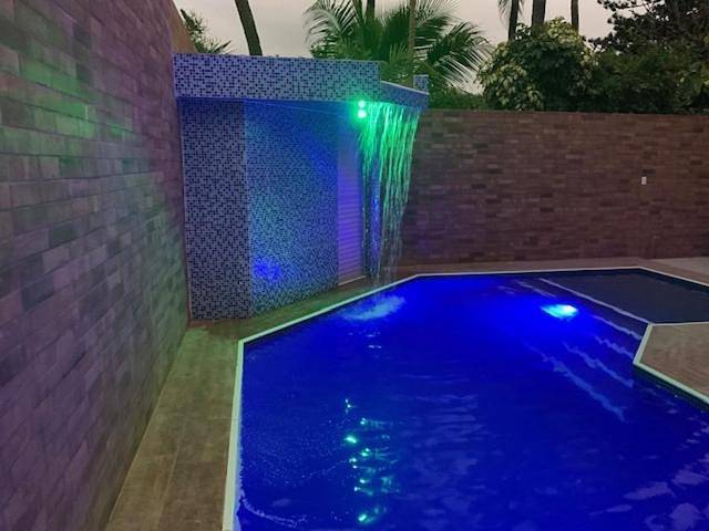 Casas e apartamentos de temporada para 3 pessoas, com terraço e piscina e ainda jardim na Praia do Flamengo
