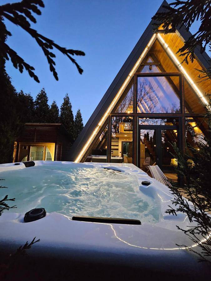 Chalet für 6 Personen, mit Pool und Ausblick sowie Sauna und Garten, mit Haustier - 1